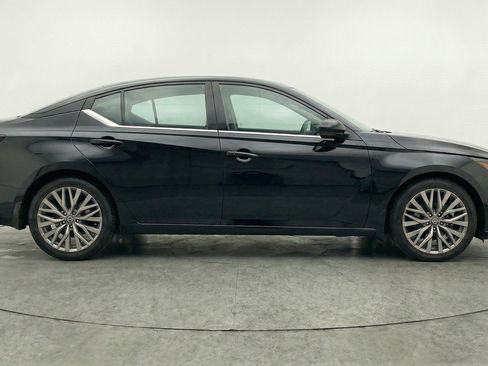 Used 2025 Nissan Altima 2.5 SV FWD image 11
