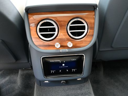 Used 2023 Bentley Bentayga AWD/4WD image 45
