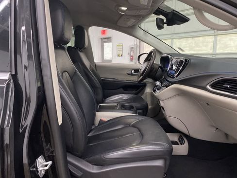 Used 2021 Chrysler Pacifica Touring-L FWD image 20