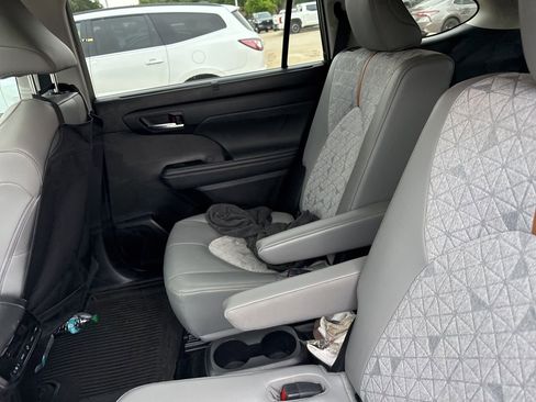 Used 2023 Toyota Highlander Bronze Edition image 7