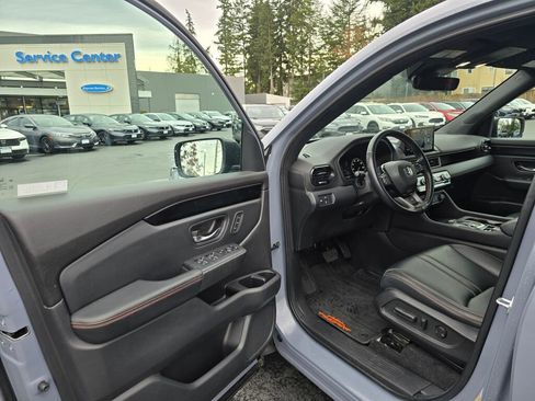 Used 2023 Honda Pilot TrailSport image 3