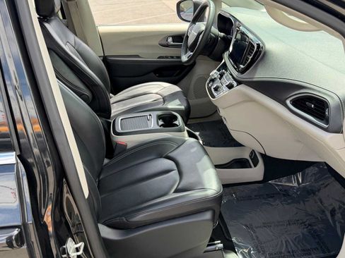 Used 2023 Chrysler Pacifica Touring-L FWD image 31