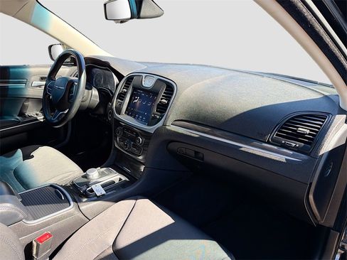 Used 2022 Chrysler 300 Touring w/ Sport Appearance Package image 28