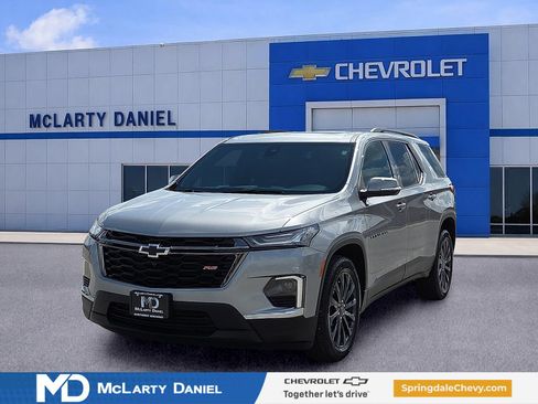 Used 2023 Chevrolet Traverse RS AWD/4WD image 2