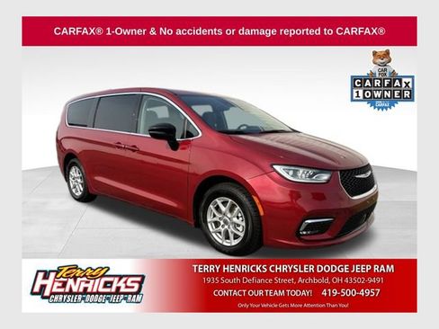 Used 2024 Chrysler Pacifica Touring-L FWD image 1