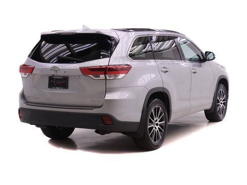 Used 2018 Toyota Highlander SE AWD/4WD image 4