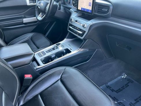 Certified 2022 Ford Explorer XLT w/ Equipment Group 202A image 17