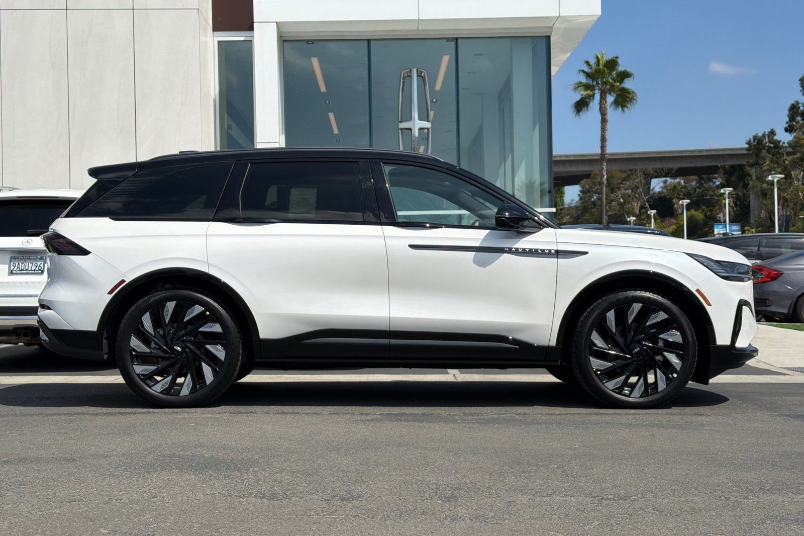 New 2026 Lincoln Nautilus Reserve AWD/4WD image 2