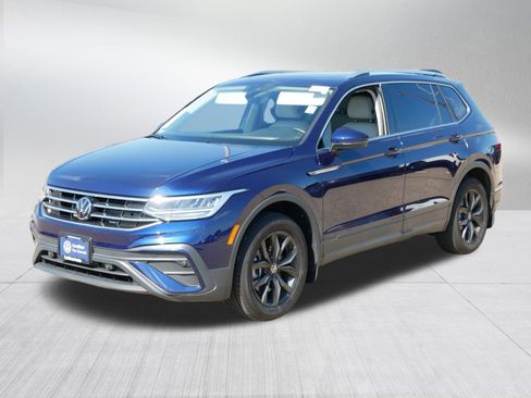 Certified 2024 Volkswagen Tiguan SE w/ Panoramic Sunroof Package image 3