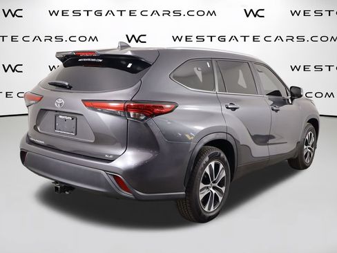 Used 2023 Toyota Highlander XLE FWD image 47