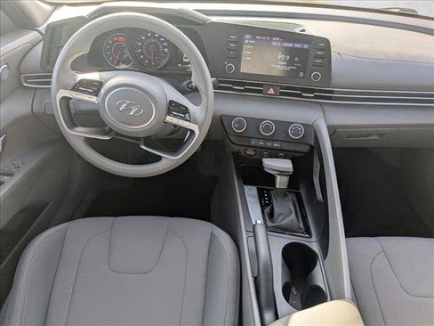 Used 2022 Hyundai Elantra SE FWD image 16
