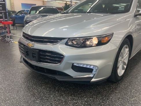 Used 2017 Chevrolet Malibu LT FWD image 36