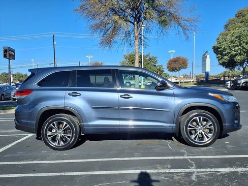 Used 2017 Toyota Highlander LE image 4