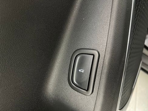 Used 2025 GMC Acadia Elevation image 13