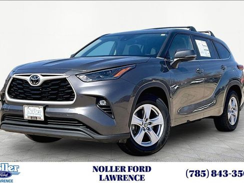 Used 2023 Toyota Highlander LE image 1