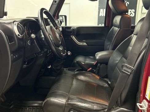 Used 2012 Jeep Wrangler Unlimited Rubicon w/ Connectivity Group AWD/4WD image 8