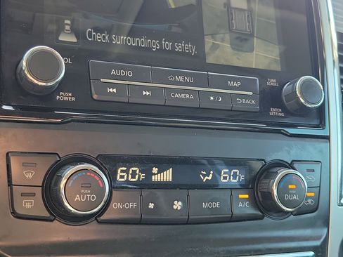 Used 2021 Nissan Titan SL w/ Moonroof Package AWD/4WD image 23