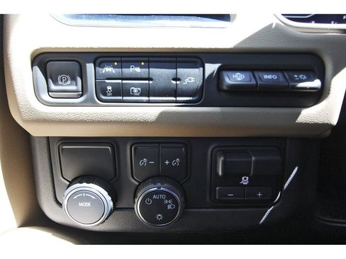 Used 2022 Chevrolet Tahoe Premier w/ Premium Package RWD image 19