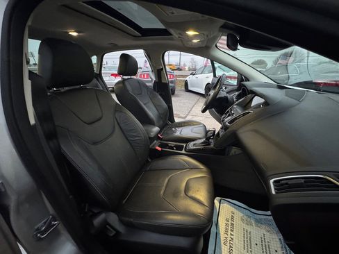 Used 2017 Ford Focus Titanium w/ Titanium Technology Package image 9