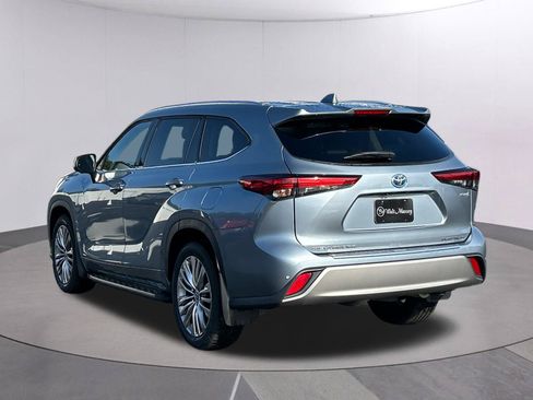 Used 2023 Toyota Highlander Platinum AWD/4WD image 3