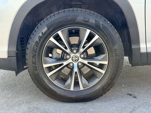 Used 2019 Toyota Highlander Plus FWD image 31