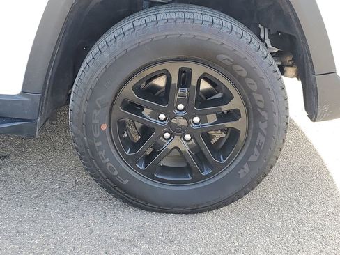 Used 2023 Jeep Grand Cherokee Laredo image 34