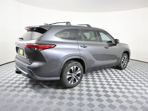 Used 2020 Toyota Highlander XLE image 6