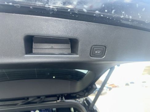 Used 2025 Chevrolet Traverse LT image 37