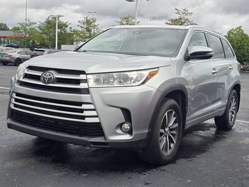 Used 2018 Toyota Highlander XLE AWD/4WD image 3