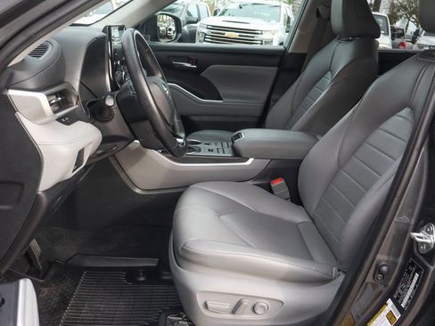 Used 2021 Toyota Highlander XLE image 18