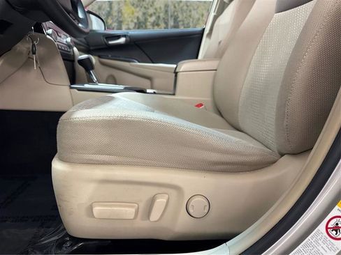 Used 2014 Toyota Camry LE image 17
