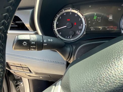 Used 2024 Toyota Highlander XLE FWD image 28