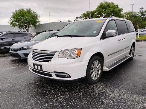 Used 2015 Chrysler Town & Country Limited Platinum image 7