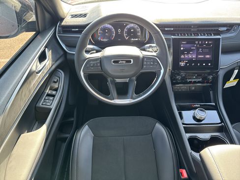 New 2025 Jeep Grand Cherokee Altitude image 14