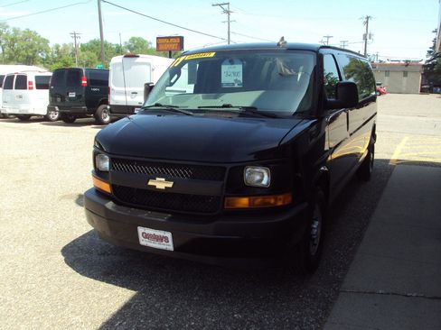 Used 2017 Chevrolet Express 3500 Extended RWD image 4