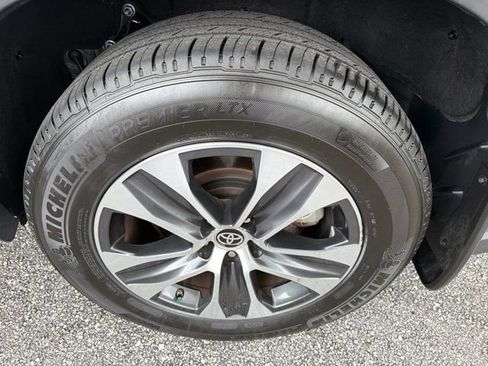 Used 2023 Toyota Highlander XLE FWD image 33