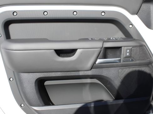 New 2025 Land Rover Defender 110 X-Dynamic SE image 29