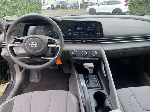 Used 2025 Hyundai Elantra SE image 30