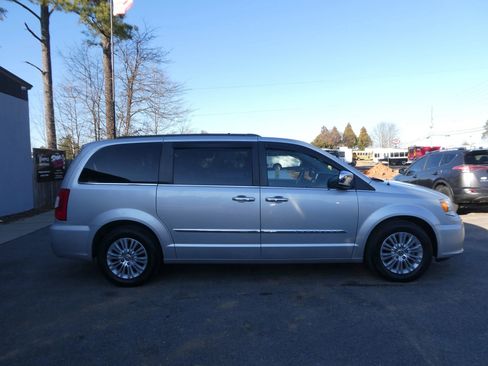 Used 2011 Chrysler Town & Country Touring-L w/ Entertainment Group #2 image 4