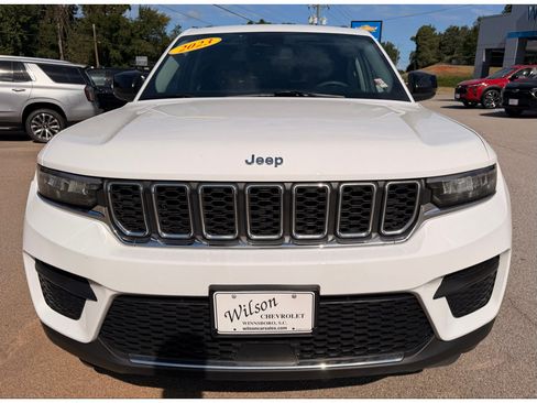 Used 2023 Jeep Grand Cherokee Laredo AWD/4WD image 2