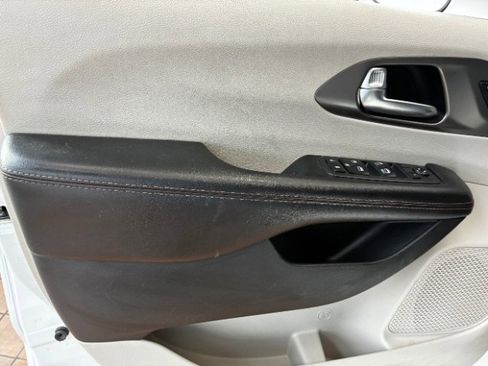 Used 2020 Chrysler Pacifica Touring-L FWD image 15