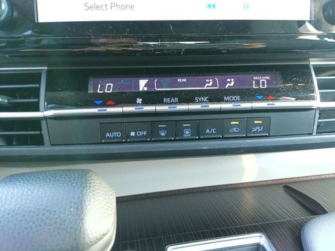 Used 2024 Toyota Sienna LE FWD image 25