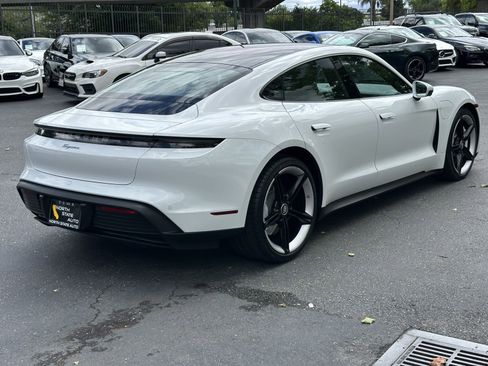 Used 2022 Porsche Taycan image 8