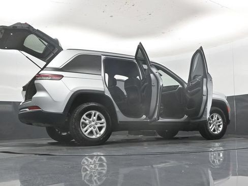 Used 2025 Jeep Grand Cherokee Laredo AWD/4WD image 60