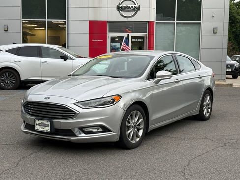 Used 2017 Ford Fusion SE w/ Fusion SE Technology Package FWD image 1