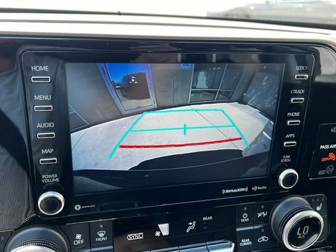 Used 2022 Toyota Highlander XLE AWD/4WD image 46
