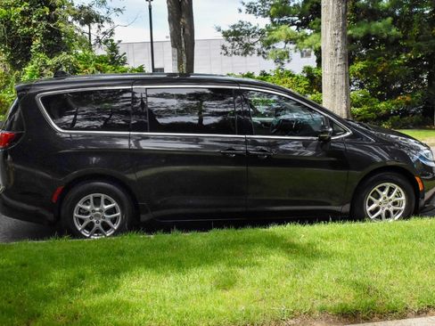 Used 2024 Chrysler Pacifica Touring-L FWD image 8