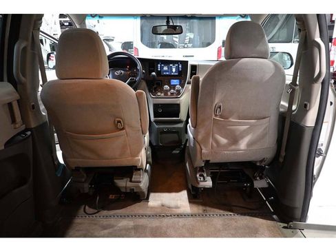 Used 2015 Toyota Sienna LE FWD image 22