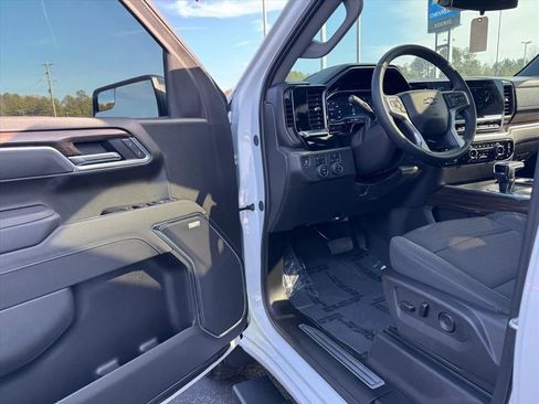 Used 2025 Chevrolet Silverado 1500 LT Trail Boss w/ Convenience Package II image 14