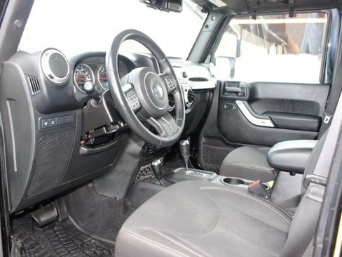 Used 2016 Jeep Wrangler Unlimited Rubicon w/ Connectivity Group AWD/4WD image 12